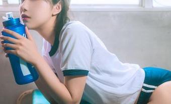 Shika小鹿鹿的牛仔裤图包，如果下载后低头不敢见人，那就对了！