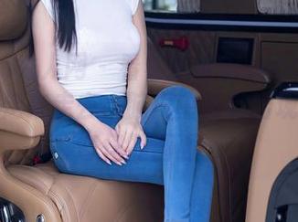 Xiuren秀人网 – 看着赵惟依coco在短裤套图里走来走去，脑海中莫名出现了一些奇怪的画面…