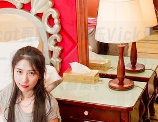 partycat轰趴猫 – 可乐Vicky的妹妹，私拍了一些流露的小情绪，图片，足够让人猜测。