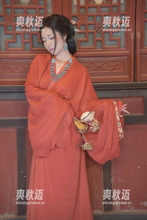 yuuhui玉汇 高清美图里的yuuhui玉汇,吊带仿佛是在说:看,我这不经意的姿态,你们得多学学!