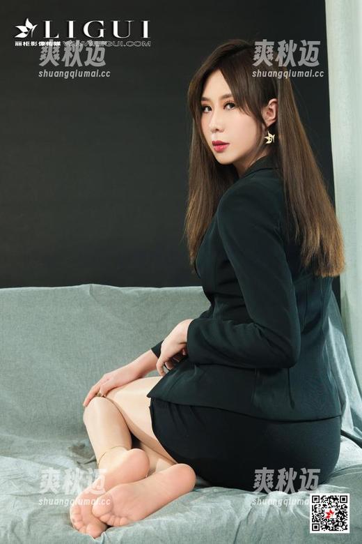 丽柜-璐璐 丽柜 - 璐璐泳池作品:泳池边的闲聊与无聊