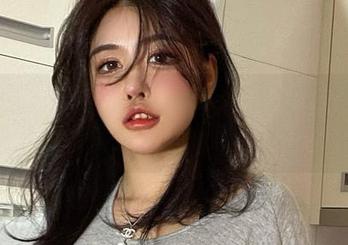 微密圈 – 这才是精彩！于芷晴的美图：穿上紫色比基尼，连鱼都想来合影！