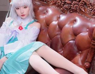快来下载兔玩映画全套，单眼皮小妹妹，这种眼神让人不禁多看几眼！