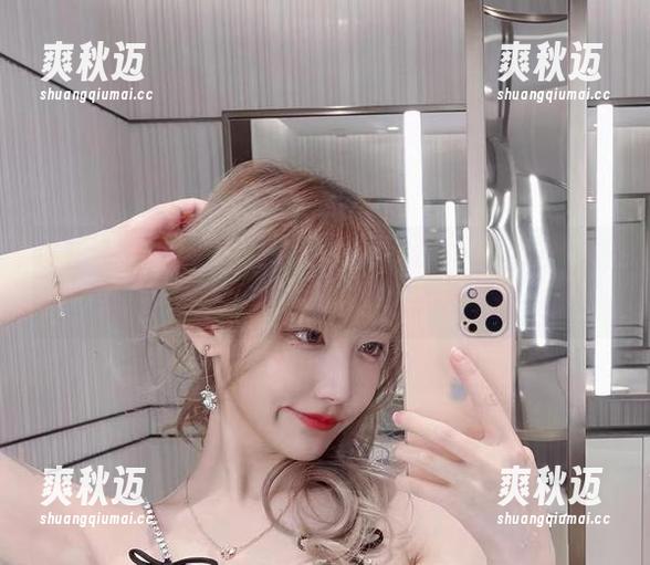 这些私拍图片里，灰丝和啾小妍Deer的默契，有种说不出的默默心事。