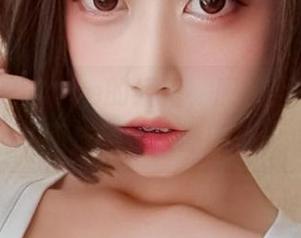 试试奈汐酱Nice的红裙，原图太挑人，难不成她是故意的？