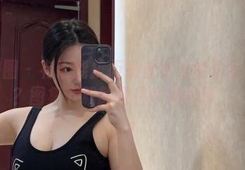 微密圈 – 有谁能抗拒奶宝妹纸的小红布兜？图集下载就是件幸福的事！