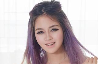 尤物馆 – 红裙归来，俞夕梦的写真。这张图片像是百叶窗后那缕阳光，透着秋日的慵懒。
