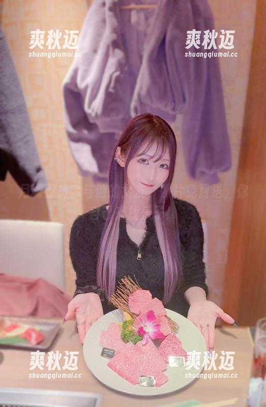 月城委员会与他的女友，照片免费送，你自己来找乐子！