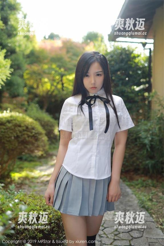 模范学院 - 高清Ellie艾栗栗泳衣在线，优雅得像一条小鱼，在水里游来游去的，你忍心不盯着吗？