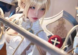 当清新的海风遇上呆萌的女仆，水淼aqua的写真就成了透过屏幕的操作指南，快来找图！