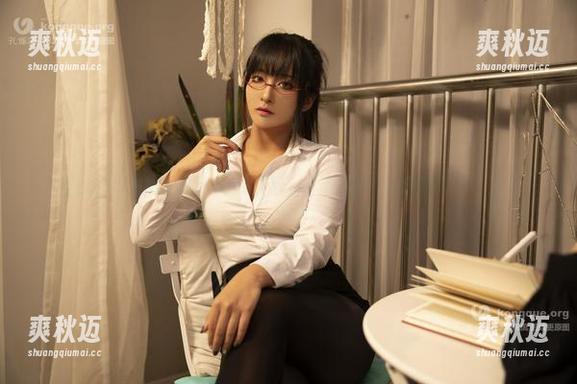 洛璃LoLiSAMA的小女警手册，全套图片，看我如何“执法”