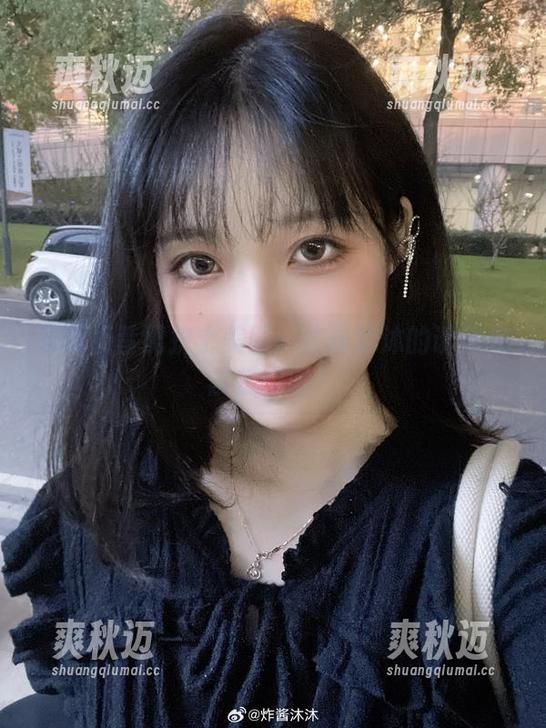 草莓奶昔配护士美图：炸酱沐沐的诱惑你能抵挡吗？