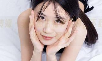 物恋传媒 – 菲菲的白衬衫写真，下载时记得深呼吸哦