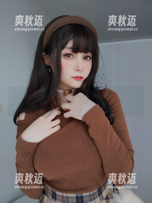 白银81在私拍里显露出背影，露背上衣真的太适合她，原图里焕发了什么新活力。