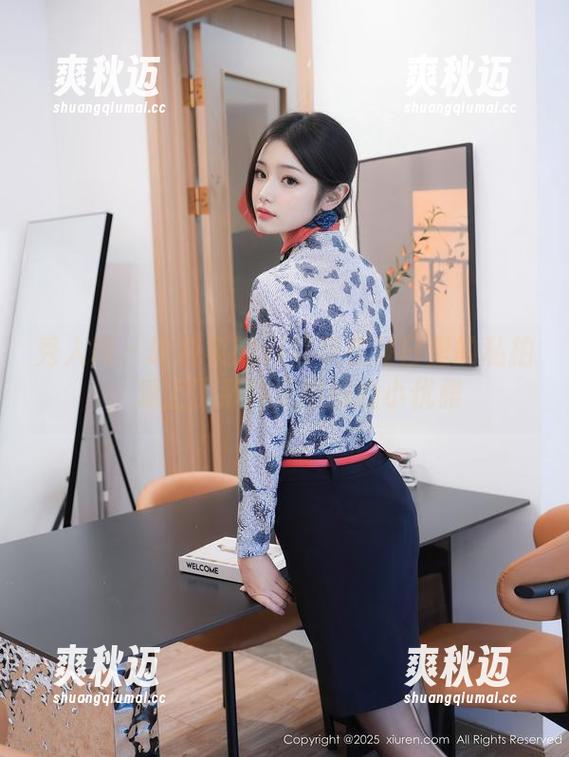 秀人网-吃白菜的vi菜菜 秀人网 - 吃白菜的vi菜菜在夏日里的私拍,爱上了那种无意间的小优雅