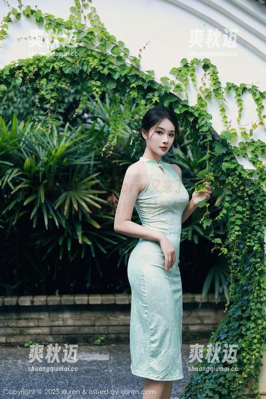 秀人网 - 果儿victoria又来了，最新作品集让成熟御姐与制服相结合