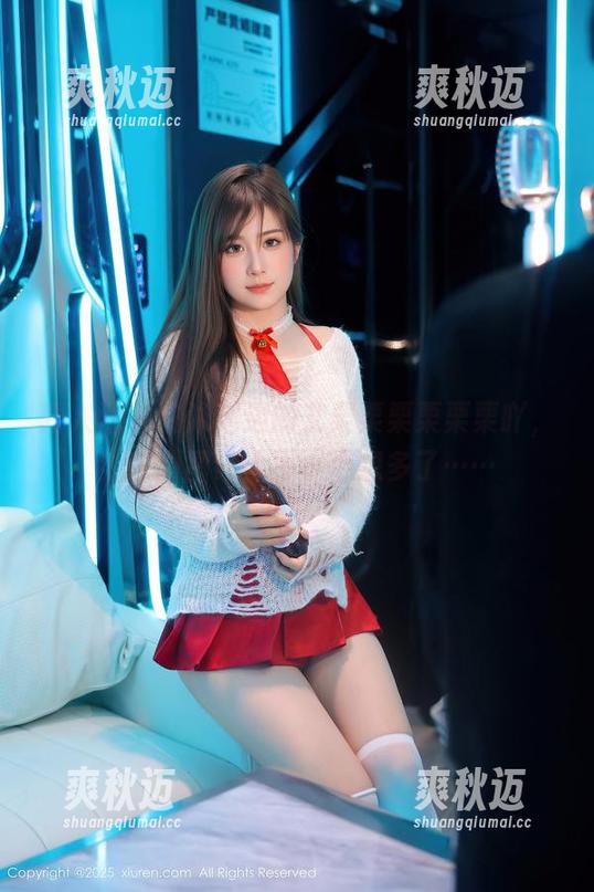 秀人网 - 在泳池边的艾栗栗栗栗栗栗吖，全套原图让人不小心想多了……