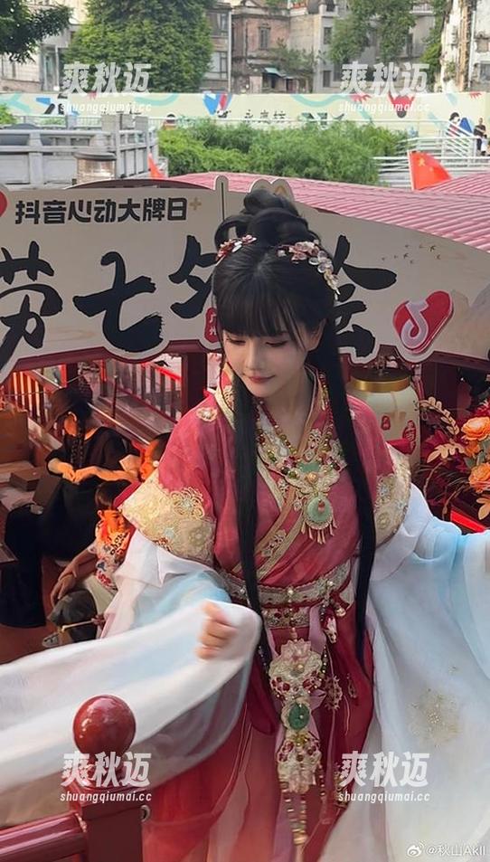 短裤合集：秋山AkI教你什么叫‘穿着欲’