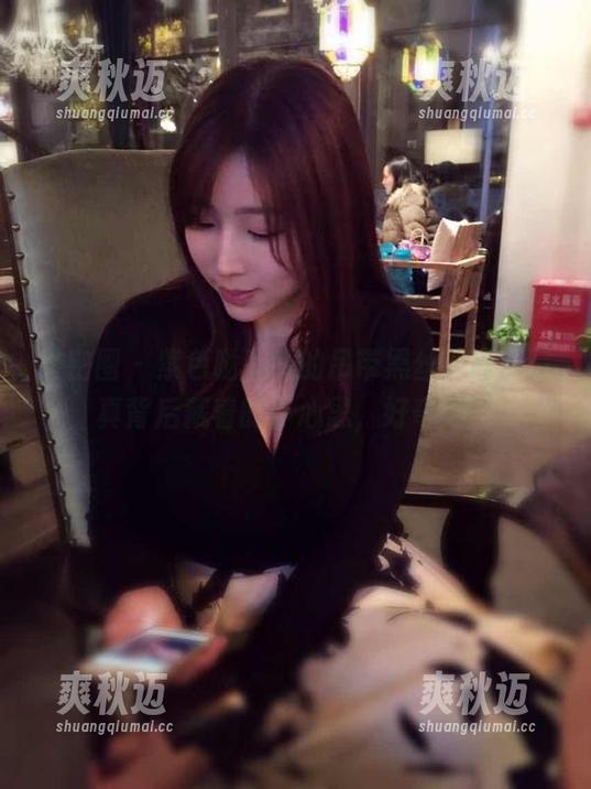 微密圈 - 紫色哒豚豚的吊带黑丝，高清写真背后藏着的小心思，好奇不？