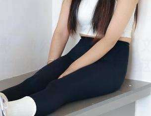 绮梦摄影 – 办公室里的子涵：当文件、咖啡与性感不期而遇，结果竟是这样？