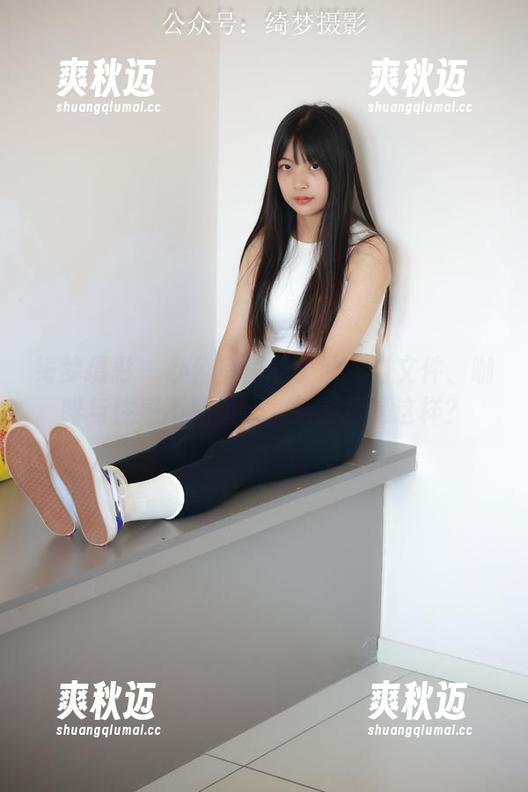 绮梦摄影 - 办公室里的子涵：当文件、咖啡与性感不期而遇，结果竟是这样？