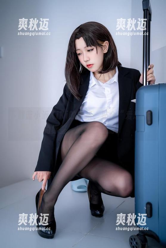 下载蓝小沂KiKi的图集，贴个“爱恋无”的标签，挺有意思的！