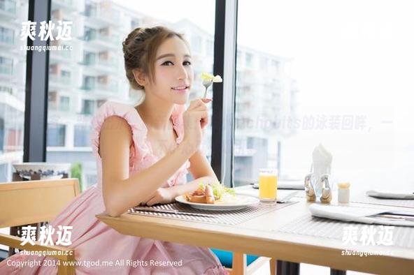 青豆客 - 新鲜出炉，最新图集：歆小兔chobits的泳装回眸，一不小心就被吸引。
