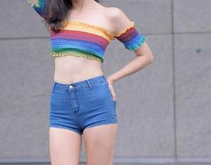 魔镜街拍 – 艾小青的免费超短裙套图，肉丝配搭，真是让人眼前一亮啊！