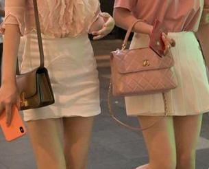 魔镜街拍：这原图是不是太会搭了？黑丝和制服的组合果然不简单！