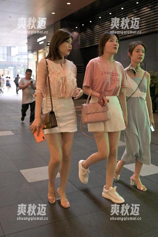 魔镜街拍：这原图是不是太会搭了？黑丝和制服的组合果然不简单！